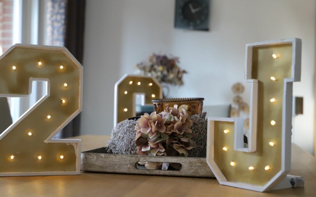 DIY Tischdeko: LED Dekobuchstaben für Hochzeit oder Geburtstag selber bauen